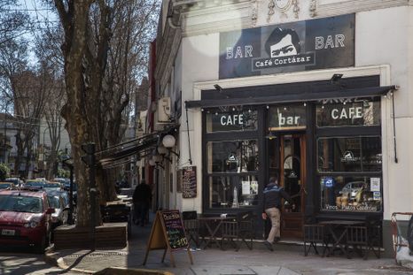 El Café Cortázar está en José A. Cabrera 379, Palermo, Ciudad de Buenos Aires. El Café Cortázar está en José A. Cabrera 379, Palermo, Ciudad de Buenos Aires.