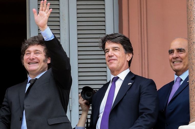 El trío de protagonistas: Javier Milei, el saliente Nicolás Posse y su reemplazante, Guillermo Francos Foto: NA