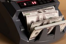 Desde la Agencia de Recaudación y Control Aduanero (ARCA) aseguran que el dólar tarjeta podría cotizar en torno a los $1.300. Foto: Pexels
