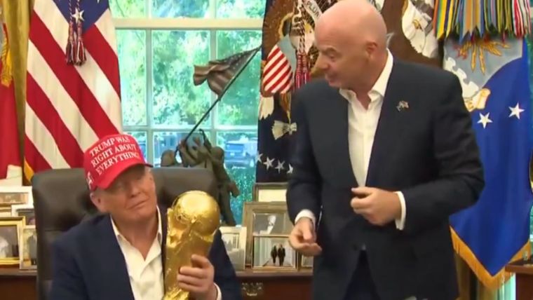 Infantino le entregó la Copa del Mundo a Donald Trump.