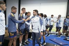 Gago se da la mano con Rojo. El DT se reunió a los referentes de Boca tras la caída en Perú. Foto: @BocaJuniors Gago se da la mano con Rojo. El DT se reunió a los referentes de Boca tras la caída en Perú. Foto: @BocaJuniors