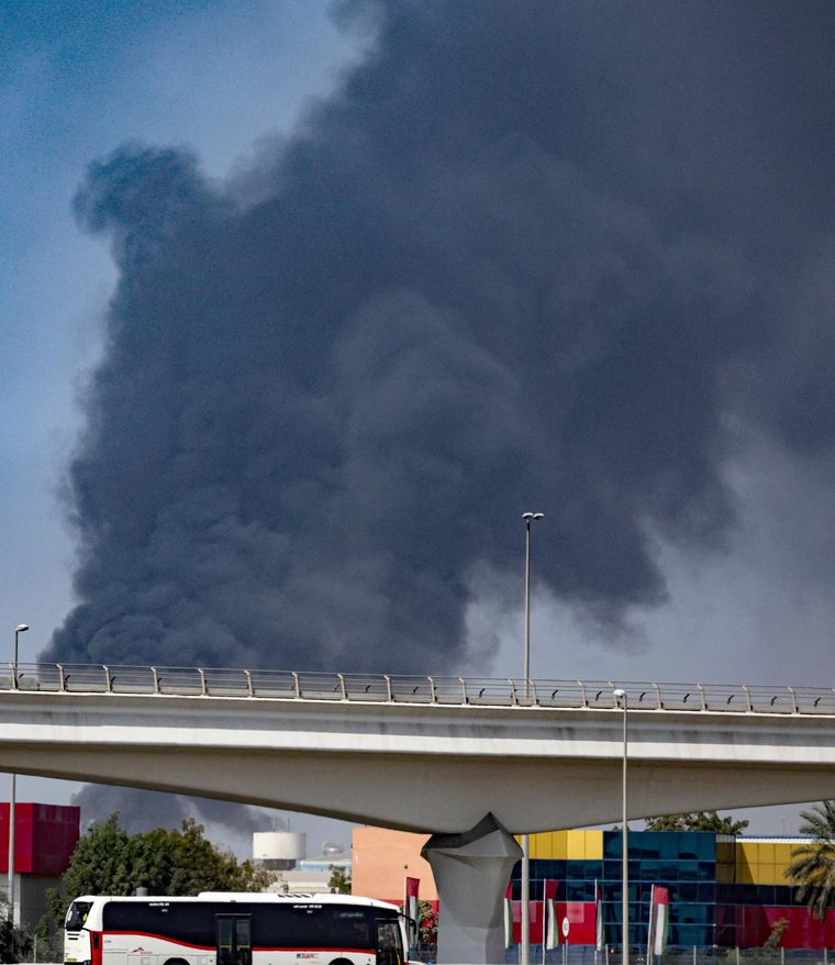 El atentado y la columna de humo en el aeropuerto de Dubái. El atentado y la columna de humo en el aeropuerto de Dubái.