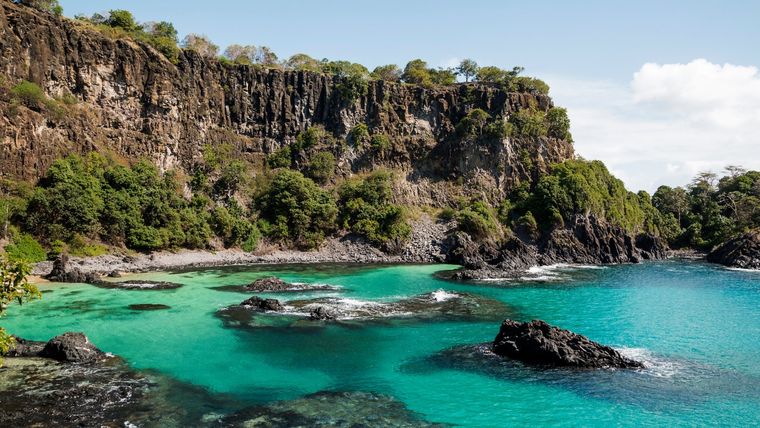 Las playas de Fernando de Noronha son consideradas entre las más espectaculares de América por sus aguas transparentes y su entorno natural protegido.