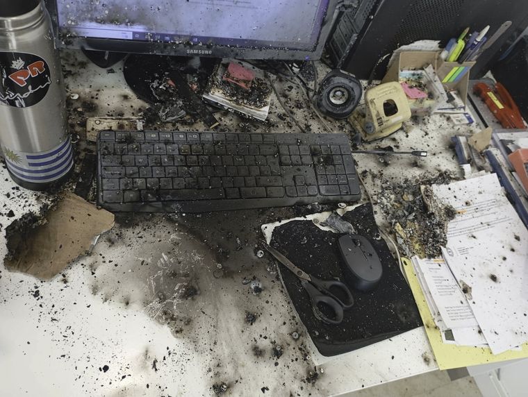 Así quedó el escritorio donde explotó el paquete. Foto: Noticias Argentinas