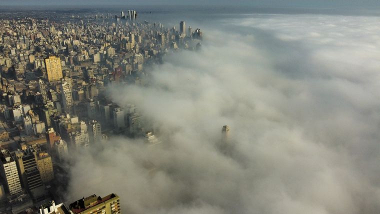 Imagen aérea de Rosario durante el año pasado, cuando vivió semanas sumida bajo el humo del Delta del Paraná Foto: Télam