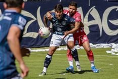 Asenjo la aguanta ante la marca de un defensor de la Gloria. Foto: Fabián Salamone / MDZ