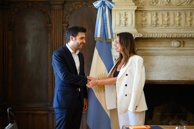 Ignacio Torres junto a Sandra Pettovello. Foto: Prensa Chubut.&nbsp;