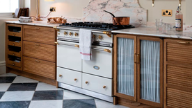 Uno de los trucos es incorporar estanterías. En la nota, te contamos más. Créditos: deVOL Kitchens.