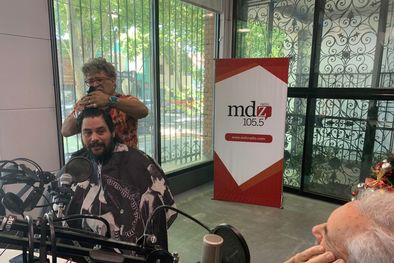 MDZol | Cristián Molina, productor de MDZ Radio, cumplió su promesa y se corto el pelo en vivo.