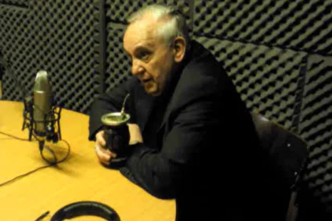 Jorge Bergoglio en la radio del barrio 21-24. Jorge Bergoglio en la radio del barrio 21-24.