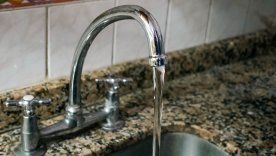 El artista confesó que tiene una deuda millonaria por no pagar el agua.