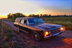 El creador del club es propietario de una carroza Ford Fairlane color negro y suele ser requerido para filmar series, hacer bromas futbolísticas y fiestas temáticas por Halloween Foto: Instagram @hearse_club_argentina