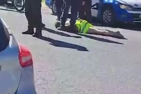 Escándalo en Neuquén: detuvieron a un hombre que se desnudó en la calle. Escándalo en Neuquén: detuvieron a un hombre que se desnudó en la calle.