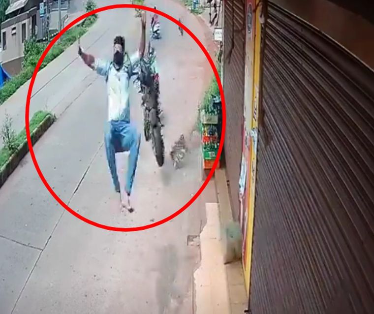 En uno de los videos, una de las víctimas sale volando varios metros