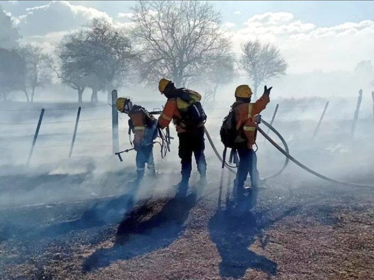 Gustavo Sáenz, gobernador de la provincia de Salta, dijo que el viento zonda y la imprudencia provocaron los incendios.