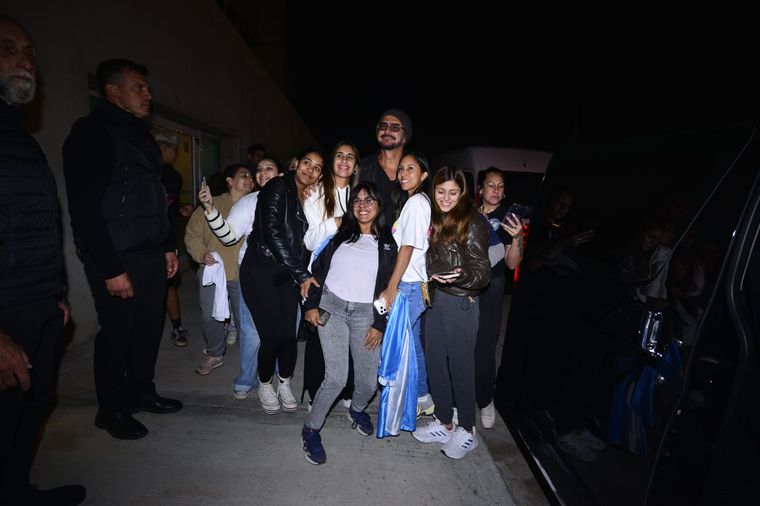 El cantautor se tomó el tiempo de saludar a sus fans. El cantautor se tomó el tiempo de saludar a sus fans.