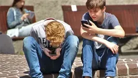Vivimos en la era de la hiperconexión, pero nunca nos hemos sentido tan solos. Vivimos en la era de la hiperconexión, pero nunca nos hemos sentido tan solos.