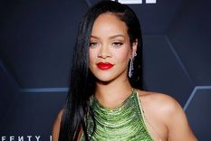 Rihanna dejó atrás su clásico cabello color negro azabache.