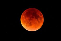Recomendaciones para la temporada de eclipses, según la astrología Un eclipse lunar sucede cuando la Tierra se interpone entre el Sol y la Luna, generando un cono de sombra que oscurece a la Luna. Foto: Shutterstock