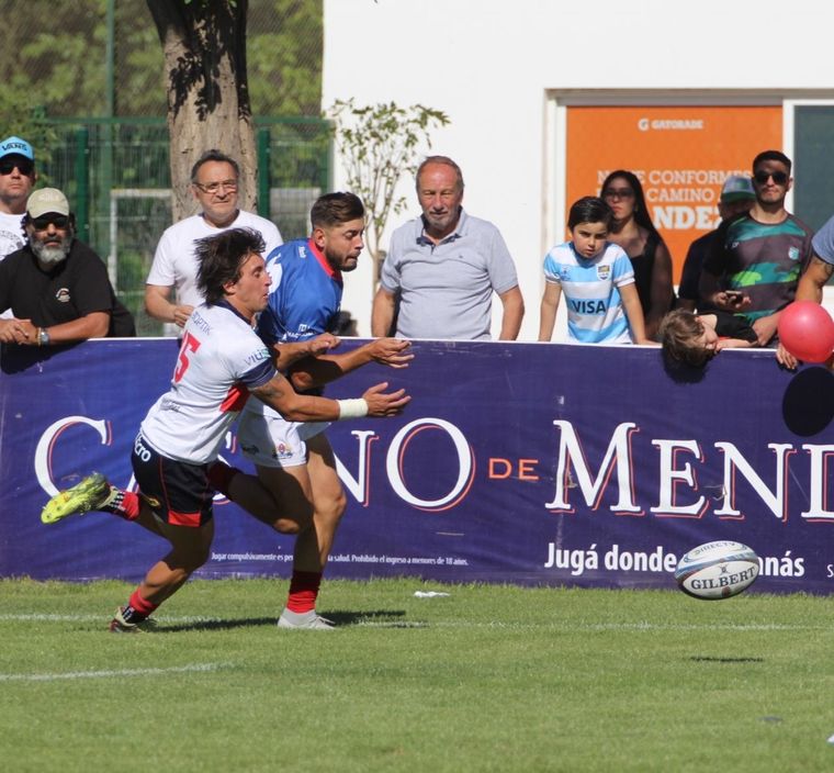 Duelo de fullbacks, Hernández de Marista con Falaschi de Teqüé. Foto: ok rugby