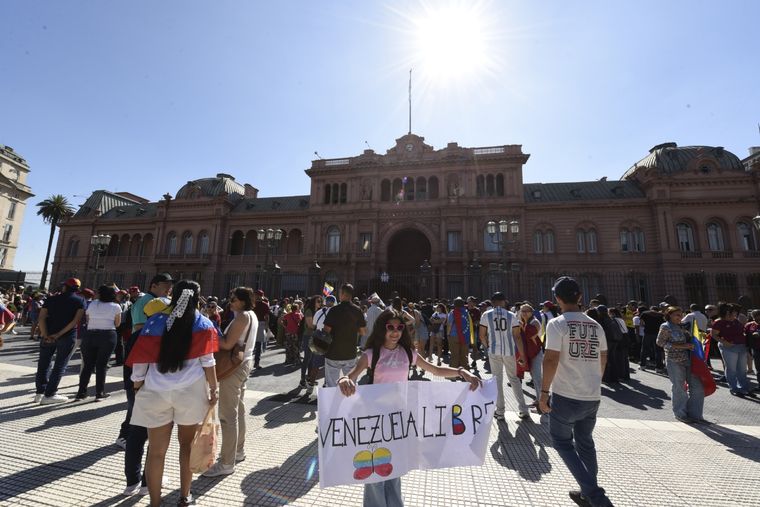 Venezuela libre, una de las consignas de los venezolanos reunidos en Plaza de Mayo. Foto: Juan Mateo Aberastain