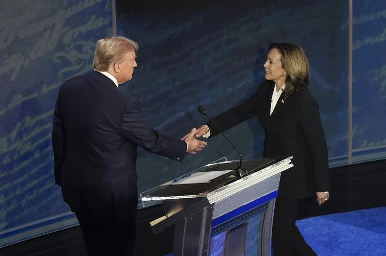 Donald Trump y Kamala Harris, cuando pelearon por la presidencia. Foto: Efe