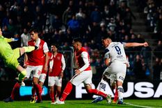 Gimnasia vs Independiente El Lobo le ganó al Rojo y quedó como único líder del campeonato. Gimnasia vs Independiente El Lobo le ganó al Rojo y quedó como único líder del campeonato.