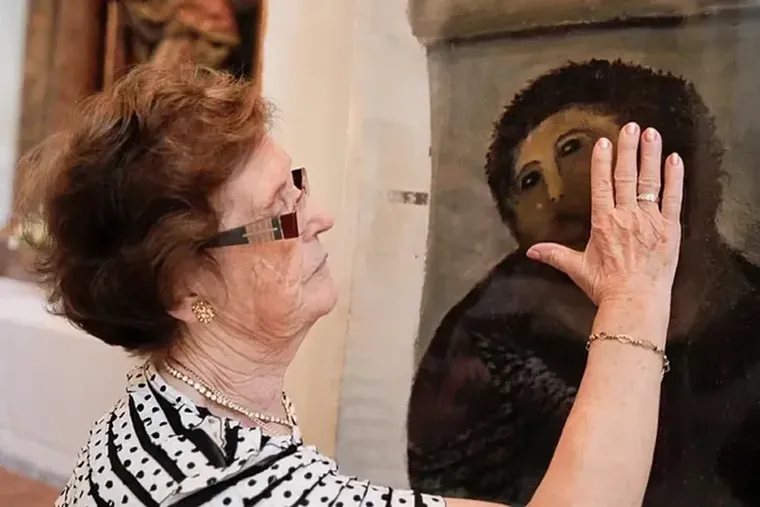 Cecilia Giménez junto a su restauración. Cecilia Giménez junto a su restauración. 