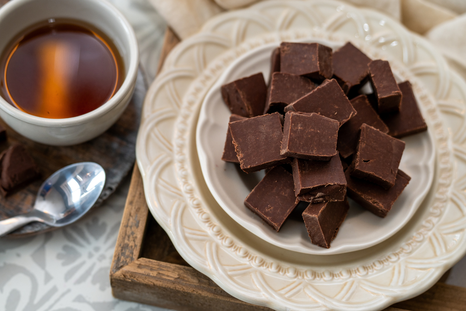 Este fudge de chocolate es ideal para que disfrutes un bocado súper chocolatoso Este fudge de chocolate es ideal para que disfrutes un bocado súper chocolatoso
