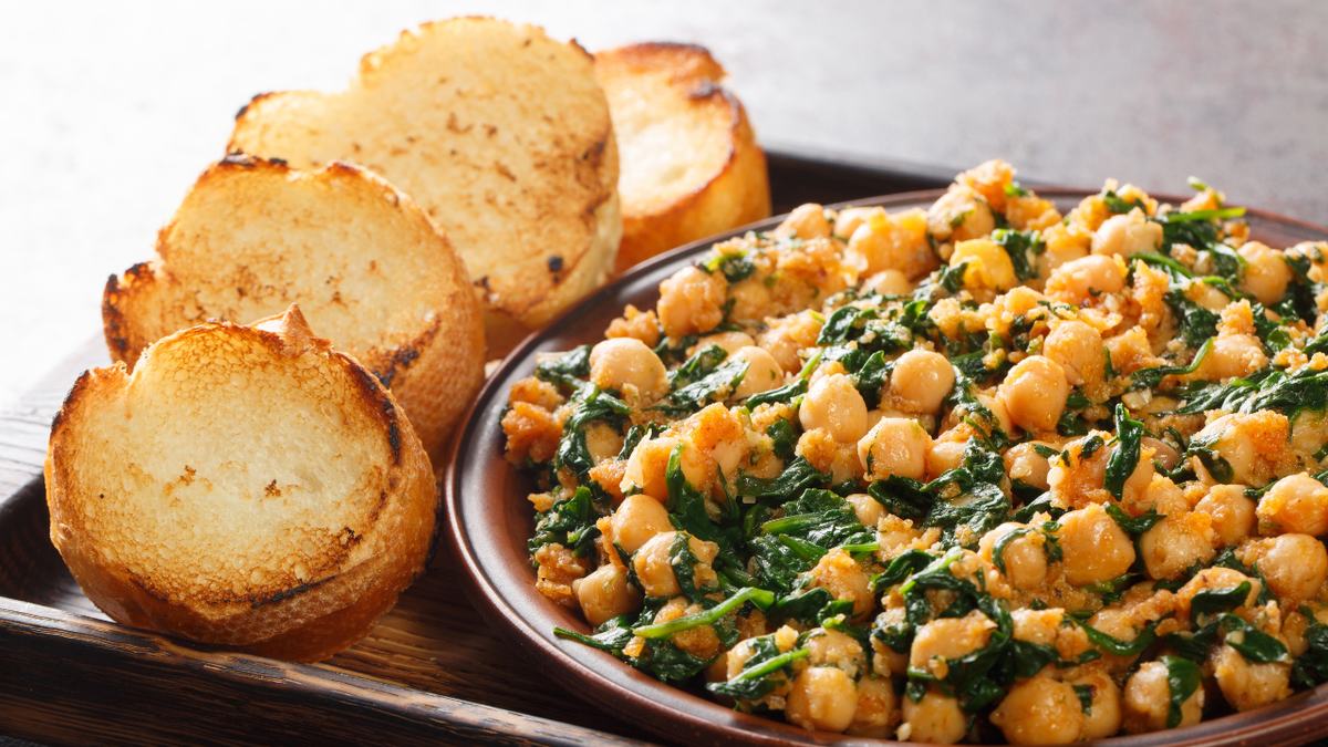 Receta fácil: garbanzos y espinacas, el plato casero perfecto