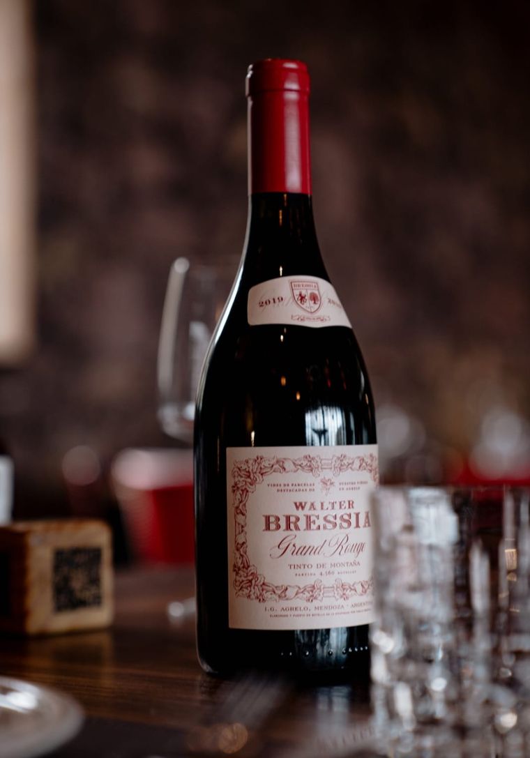 Los Bressia fueron construyendo su bodega sobre una identidad definida con etiquetas que lucen radiantes su escudo. Los Bressia fueron construyendo su bodega sobre una identidad definida con etiquetas que lucen radiantes su escudo.