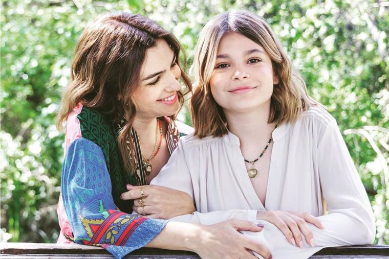 Muna Pauls junto a su mamá Agustina Cherri.