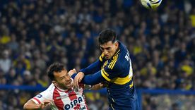 Duelo aéreo. Lucas Gamba y Lautaro Di Lollo buscan el balón en las alturas. 