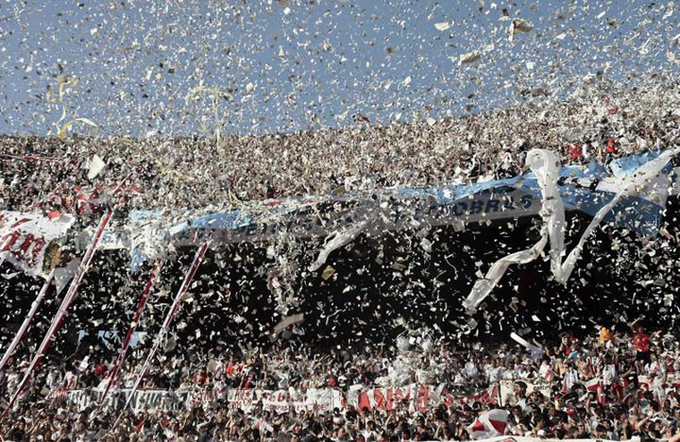 El Monumental volverá a teñise con los papeles blancos y rojos para el Superclásico con Boca. El Monumental volverá a teñise con los papeles blancos y rojos para el Superclásico con Boca.
