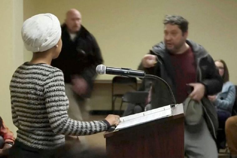 Ilhan Omar, congresista demócrata por Minnesota, fue agredida durante un acto.