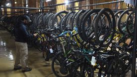 Unas 12.000 bicicletas están secuestradas. En la foto, Juan Pablo Díaz, encargado de las piletas de secuestros. Foto: Walter Moreno/Mdz Unas 12.000 bicicletas están secuestradas. En la foto, Juan Pablo Díaz, encargado de las piletas de secuestros. Foto: Walter Moreno/Mdz