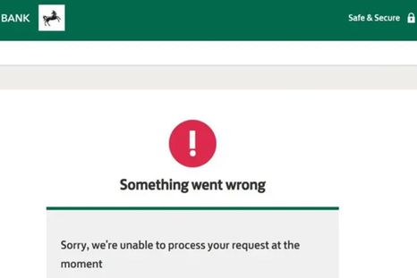 El banco Lloyds ha experimentado dificultades como lo muestra está foto de una pantalla que dice: "Lo sentimos, no podemos procesar su solicitud en este momento".