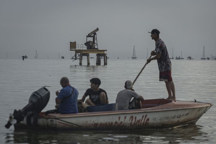 Venezuela abre el juego a más privados y extranjeros con un cambio legal que mueve el tablero de la industria petrolera y pone a PDVSA en el centro del debate.