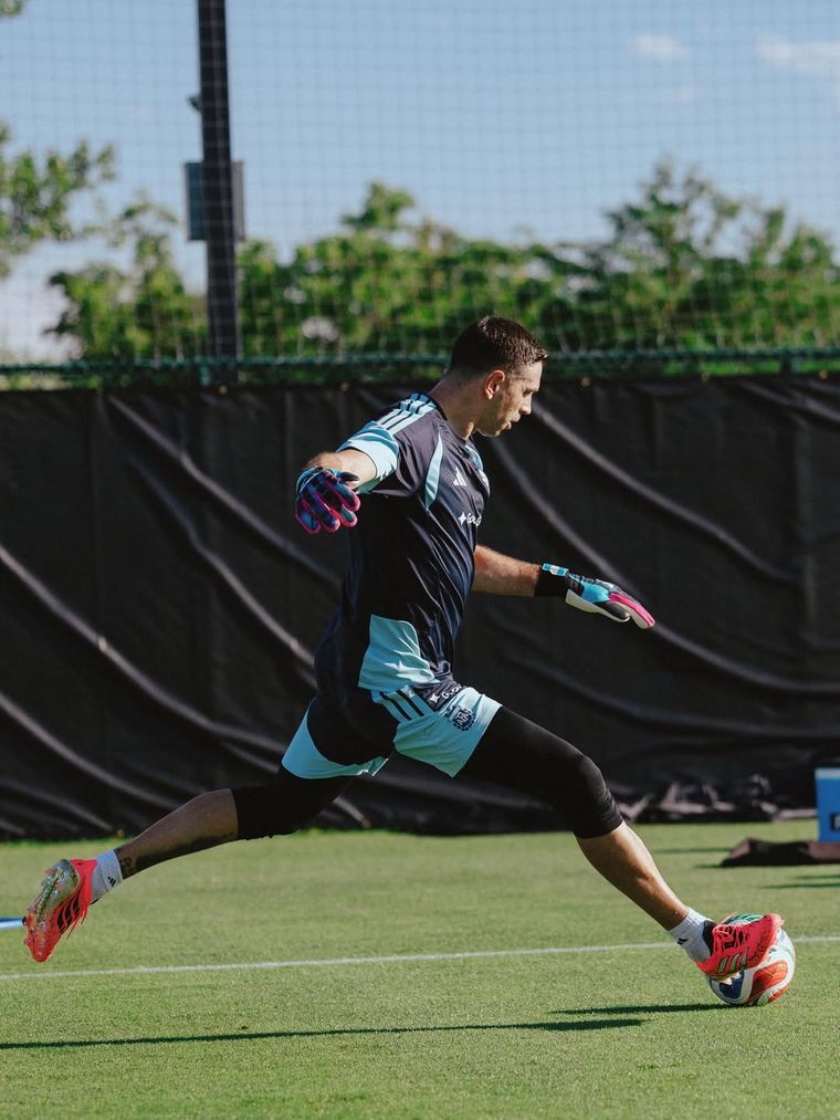 El Dibu Martínez termina de ponerse a punto para el debut. El Dibu Martínez termina de ponerse a punto para el debut.
