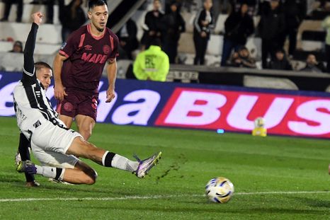 Agustín Módica define para el 1-0 de Gimnasia en una noche pasada por agua. Agustín Módica define para el 1-0 de Gimnasia en una noche pasada por agua.
