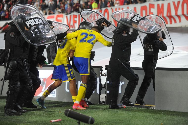 Los jugadores de Boca debieron salir custodiados de la cancha. Foto: Télam