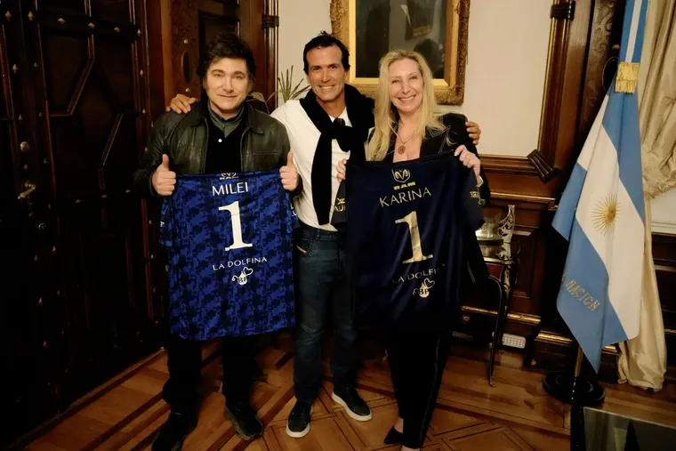 Adolfo Cambiaso junto a Javier y Karina Milei.