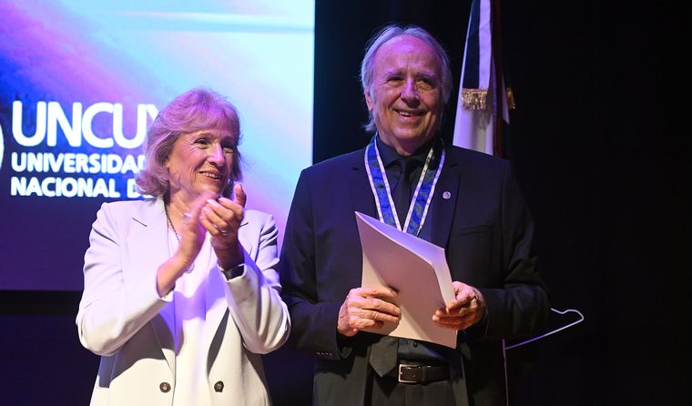 .Joan Manuel Serrat y Esther Sánchez. .Joan Manuel Serrat y Esther Sánchez.