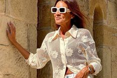 Una de las influencers españolas de 50 años nos acompaña para saber cómo vestirnos de rosa de pies a cabeza Foto: Clara