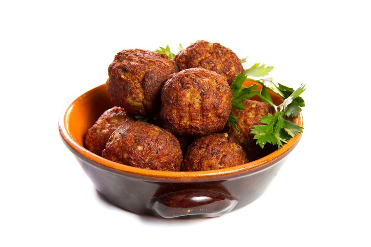 La receta de albóndigas de carne existe desde la Antigua Roma, donde ya se preparaban mezclas de carne molida con especias. La receta de albóndigas de carne existe desde la Antigua Roma, donde ya se preparaban mezclas de carne molida con especias.