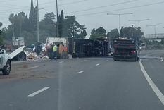 El camión volcó y se incendió en Panamericana ramal Campana