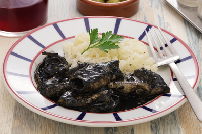 MDZol | Esta receta debe su característico color negro al uso de la tinta natural del chipirón, un ingrediente que convierte la receta en una de las más визуально impactantes de la cocina española.