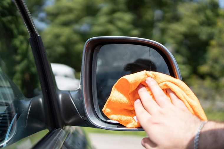 En minutos, los espejos del auto quedar sin ninguna suciedad Foto: Shutterstock