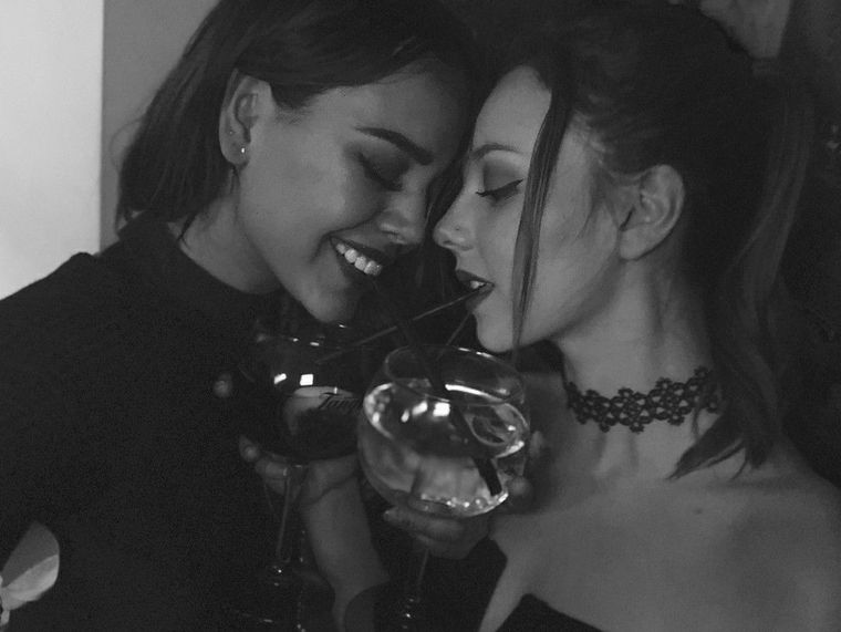 Danna Paola y Ester Expósito Foto: Archivo Digital