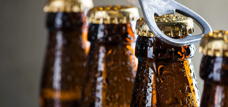 Foto: Eat This, Not That - https://www.eatthis.com/wp-content/uploads/sites/4/2021/04/beer-bottles.jpg